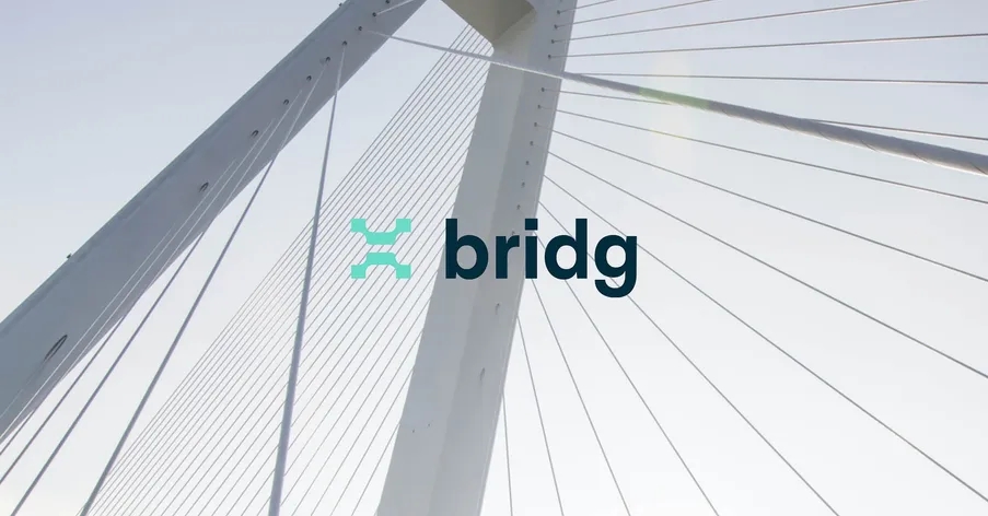 Bridg logo afgebeeld op een brug