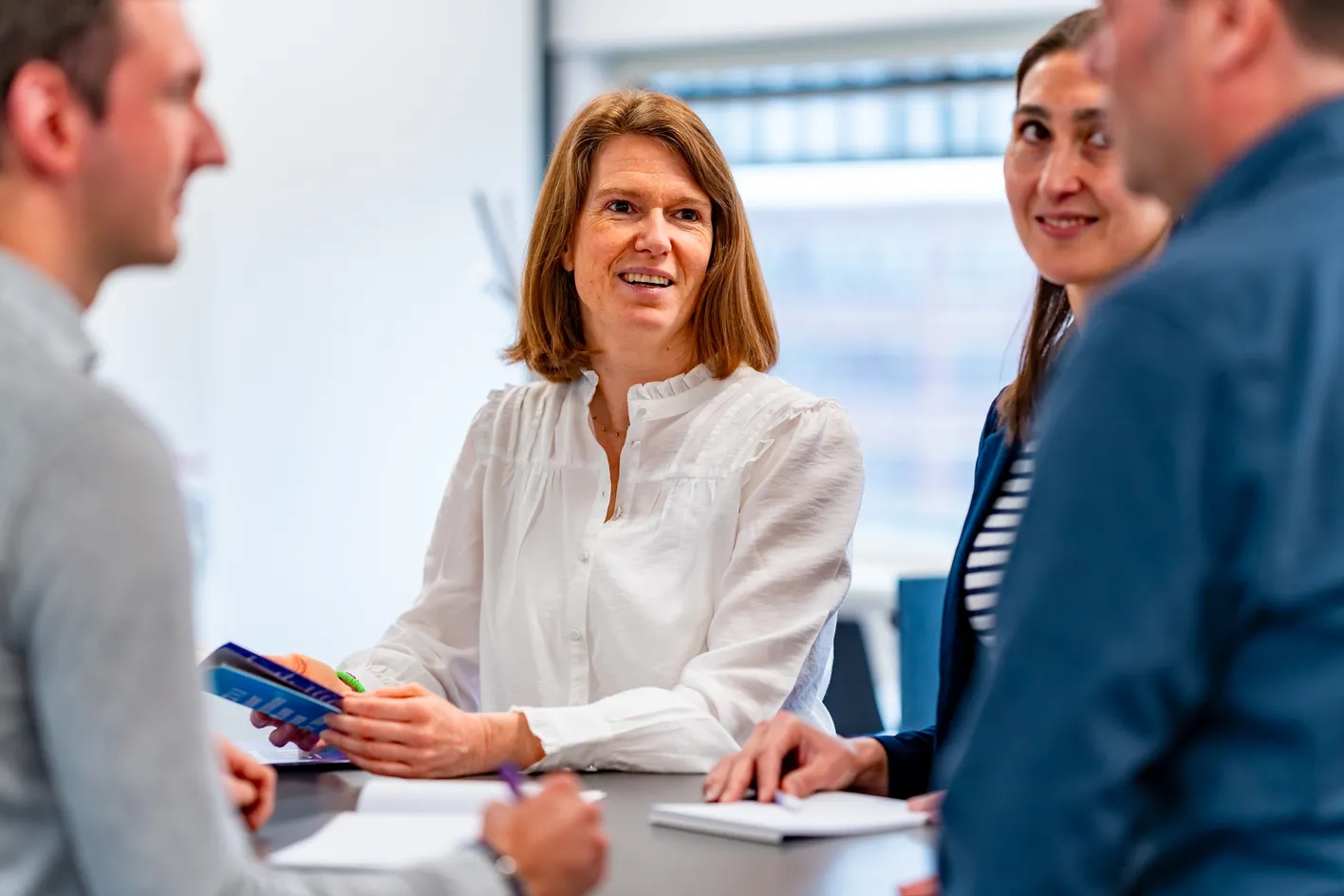 Anchr collega's praten met elkaar