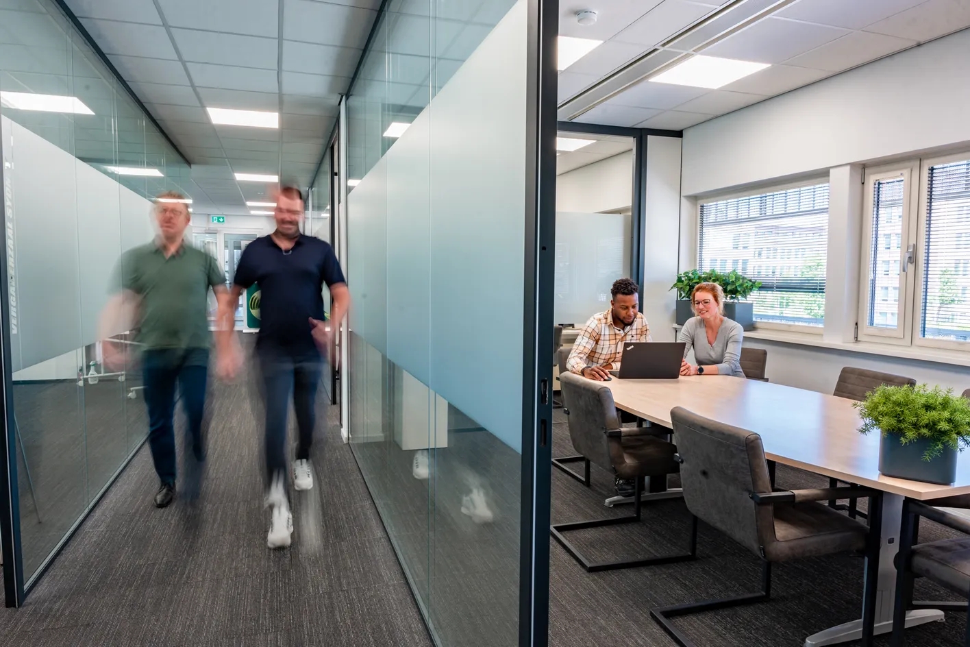 Anchr collega's lopen door de gang